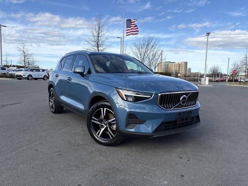 2025 Volvo XC40 B5 Core Bright Theme