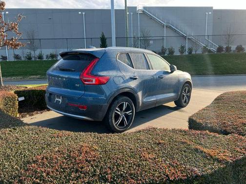 2025 Volvo XC40 B5 Core Bright Theme