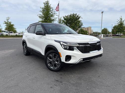 Clear White/Black Roof 2024 Kia Seltos S