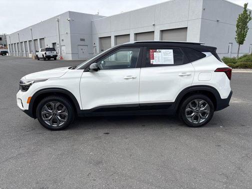 Clear White/Black Roof 2024 Kia Seltos S