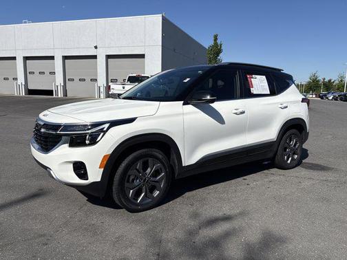 Clear White/Black Roof 2024 Kia Seltos S