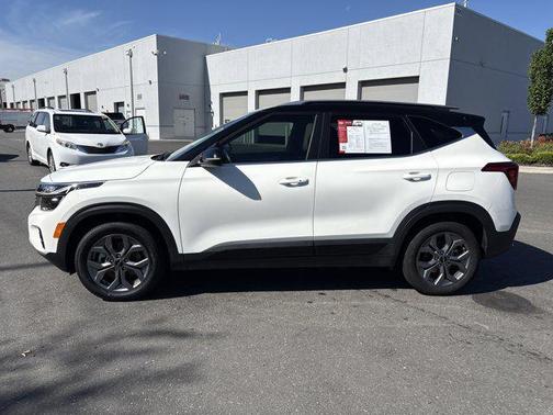 Clear White/Black Roof 2024 Kia Seltos S