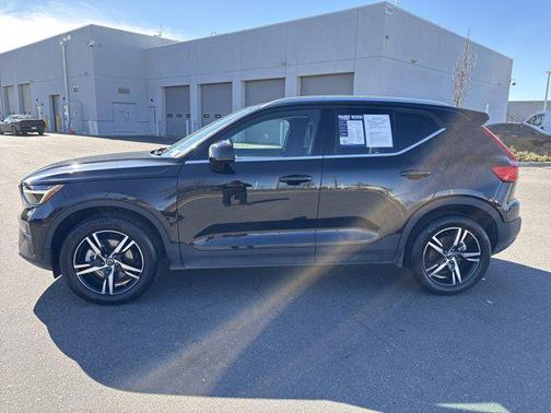 2025 Volvo XC40 B5 Core Bright Theme