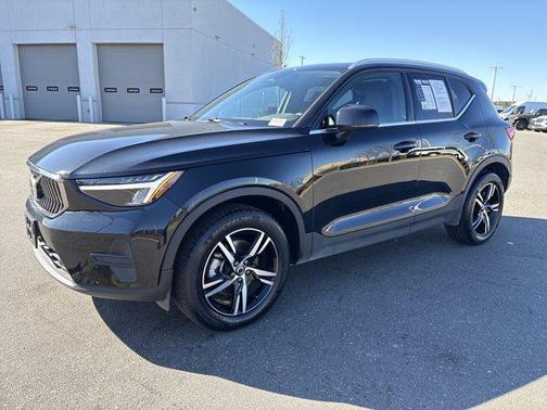 2025 Volvo XC40 B5 Core Bright Theme
