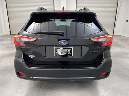 Crystal Black Silica 2025 Subaru Outback Onyx Edition