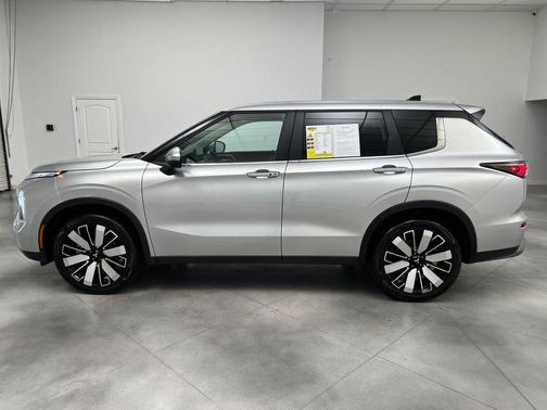 Alloy Silver Metallic 2025 Mitsubishi Outlander SE 2.5 2WD