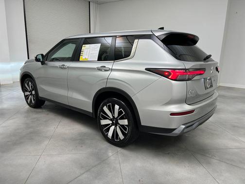 Alloy Silver Metallic 2025 Mitsubishi Outlander SE 2.5 2WD