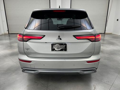 Alloy Silver Metallic 2025 Mitsubishi Outlander SE 2.5 2WD