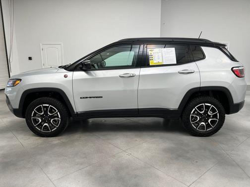 Silver Zynith Metallic Clearcoat 2025 Jeep Compass Trailhawk