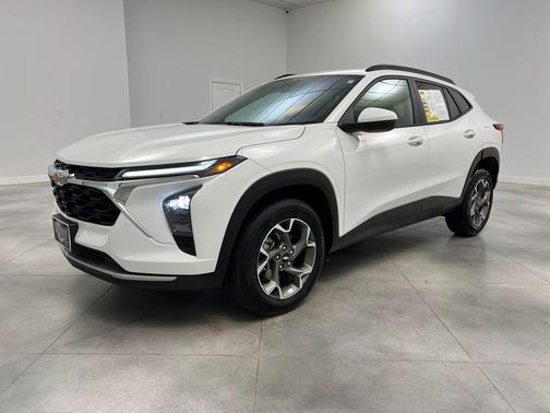 Summit White 2025 Chevrolet Trax LT