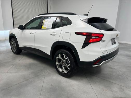 Summit White 2025 Chevrolet Trax LT
