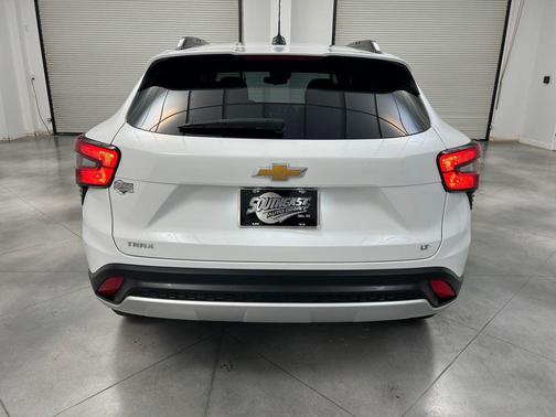 Summit White 2025 Chevrolet Trax LT