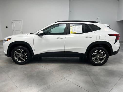Summit White 2025 Chevrolet Trax LT