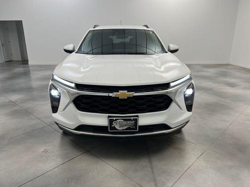 Summit White 2025 Chevrolet Trax LT