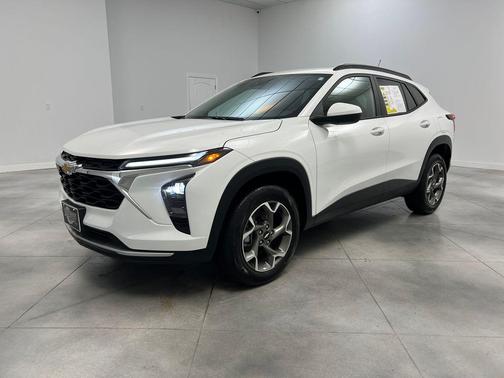 Summit White 2025 Chevrolet Trax LT