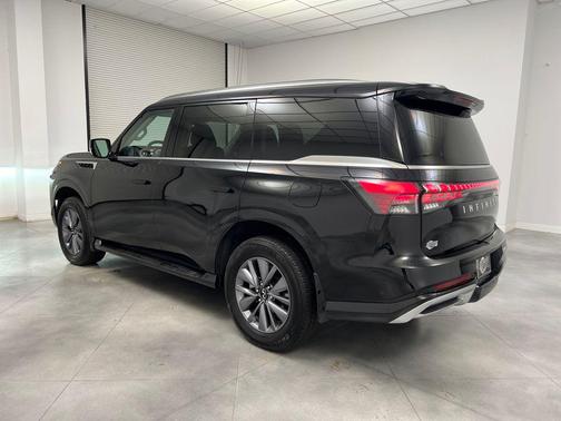 2025 INFINITI QX80 PURE