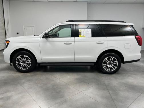 Oxford White 2025 Ford Expedition Active