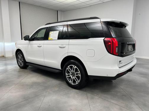 Oxford White 2025 Ford Expedition Active