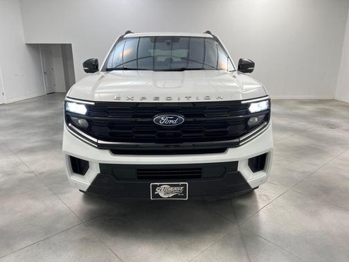 Oxford White 2025 Ford Expedition Active
