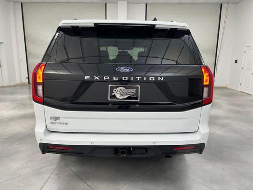 Oxford White 2025 Ford Expedition Active