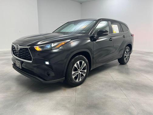 Midnight Black Metallic 2025 Toyota Highlander XLE