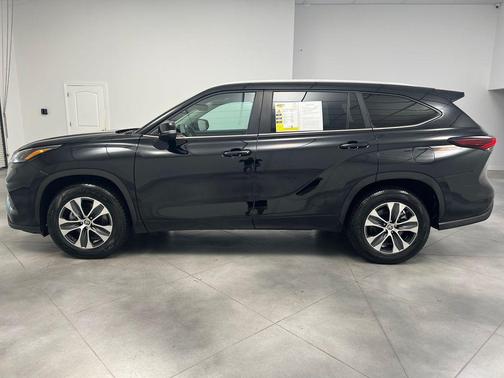 Midnight Black Metallic 2025 Toyota Highlander XLE