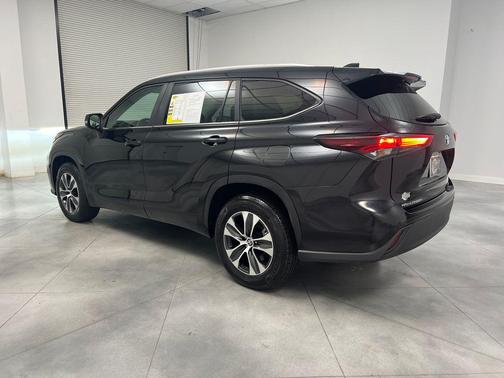 Midnight Black Metallic 2025 Toyota Highlander XLE