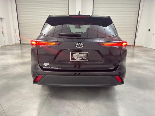 Midnight Black Metallic 2025 Toyota Highlander XLE
