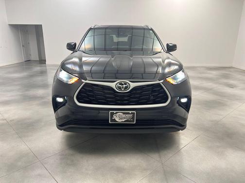 Midnight Black Metallic 2025 Toyota Highlander XLE