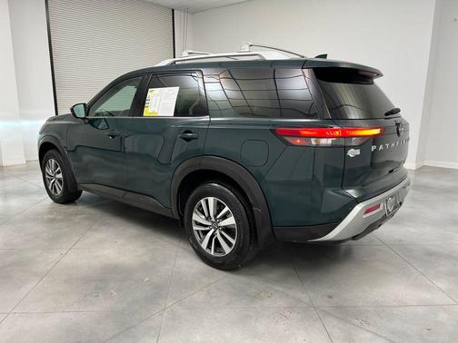 2025 Nissan Pathfinder SL FWD