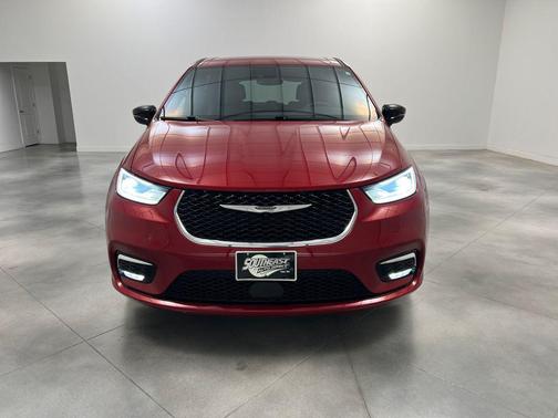 Red Hot Pearlcoat 2025 Chrysler Pacifica L