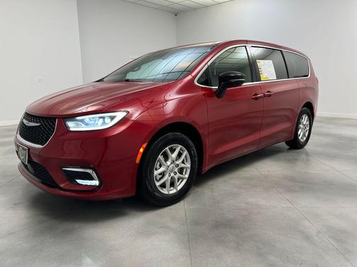 Red Hot Pearlcoat 2025 Chrysler Pacifica L