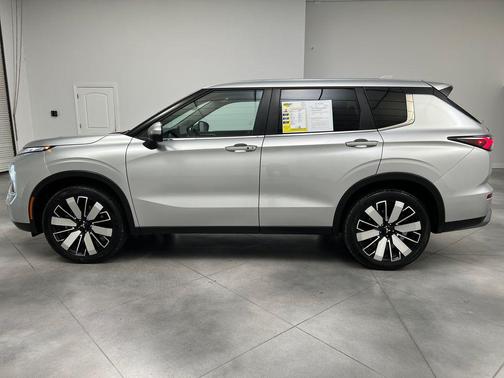 Alloy Silver Metallic 2025 Mitsubishi Outlander SE