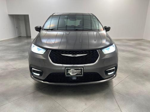 Granite Crystal Metallic Clearcoat 2023 Chrysler Pacifica Touring L