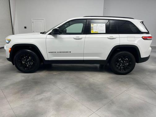 Bright White Clearcoat 2025 Jeep Grand Cherokee Altitude