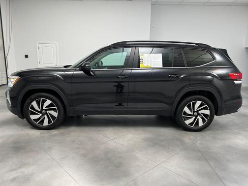 deep black pearl 2026 Volkswagen Atlas 2.0T SE w/Technology