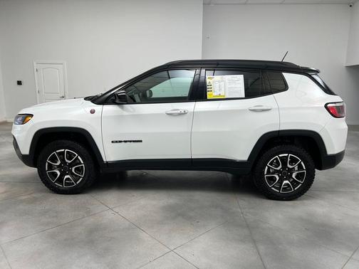 Bright White Clearcoat 2025 Jeep Compass Trailhawk