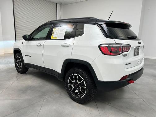 Bright White Clearcoat 2025 Jeep Compass Trailhawk