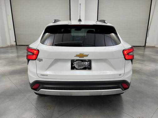 Summit White 2025 Chevrolet Trax LT