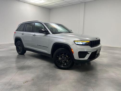 Silver Zynith 2025 Jeep Grand Cherokee Altitude