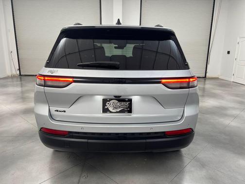 Silver Zynith 2025 Jeep Grand Cherokee Altitude