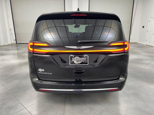 Diamond Black Crystal Pearlcoat 2025 Chrysler Pacifica L