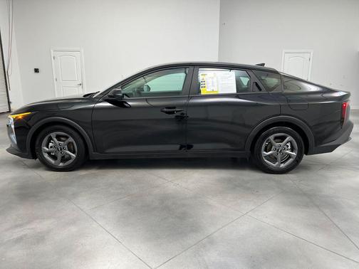 Aurora Black Pearl 2025 Kia K4 LXS