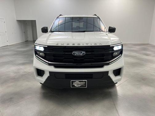 Oxford White 2025 Ford Expedition Active