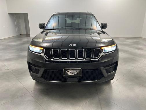Diamond Black Crystal Pearlcoat 2024 Jeep Grand Cherokee Laredo