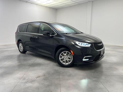 Diamond Black Crystal Pearlcoat 2025 Chrysler Pacifica L