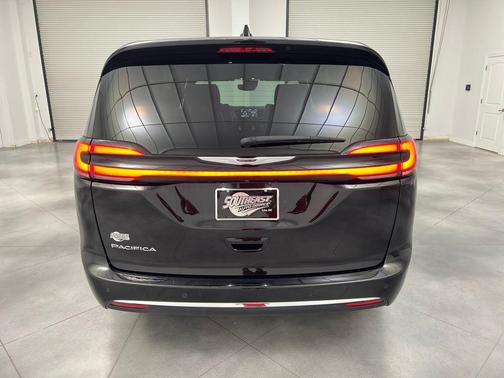 Diamond Black Crystal Pearlcoat 2025 Chrysler Pacifica L