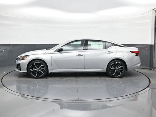 2025 Nissan Altima SR FWD