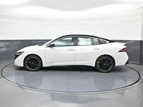 Aspen White Tricoat/Super Black 2027 Nissan Sentra SR