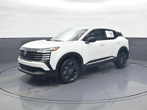 Aspen White Tricoat/Super Black 2026 Nissan Kicks SR